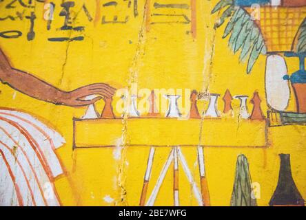 Egitto, Cairo, Museo Egizio, dalla tomba di Sennedjem, Deir el Medina : pannello porta (recto), Sennedjem sta giocando il gioco Senet. Foto Stock