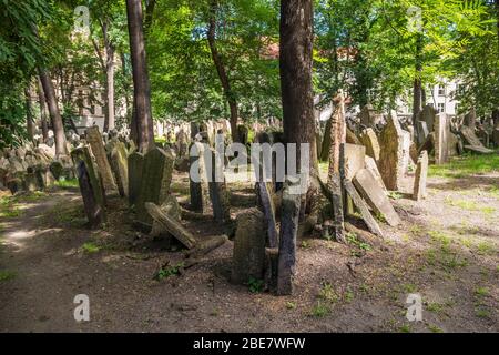 Il vecchio cimitero ebraico di Praga, Repubblica Ceca, è uno dei più grandi d'Europa e un importante monumento storico ebraico della città. Foto Stock