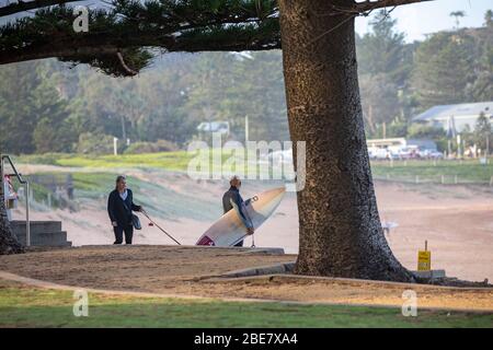 Sydney, Australia. Lunedì 13 aprile 2020. I residenti di Sydney possono fare un po' di esercizio in spiaggia nel tardo pomeriggio, mentre famiglie e amici si dedicano a una passeggiata, a fare surf o a fare un giro in bicicletta. Il governo di blocco permette ai residenti di lasciare le loro case per l'esercizio ogni day.Credit Martin Berry/Alamy Live News Foto Stock