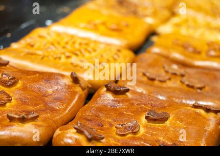 Grandi torte russe su una vetrina Foto Stock