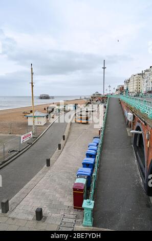 Brighton UK 13 Aprile 2020 - UNA spiaggia e lungomare di Brighton tranquilli in una fredda festa della Banca di Pasqua Lunedi come i governi restrizioni di blocco continuano in tutto il Regno Unito . Credit: Simon Dack / Alamy Live News Foto Stock