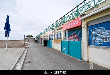 Brighton UK 13 Aprile 2020 - UN tranquillo lungomare di Brighton su una fredda Pasqua Bank Holiday Lunedi come i governi restrizioni di blocco continuano in tutto il Regno Unito. Credit: Simon Dack / Alamy Live News Foto Stock