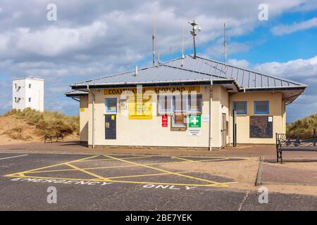 Ufficio di Coastwatch Scozia a Irvine dove le guardie costiere volontarie monitorano il mare e la spiaggia dall'ufficio e dalla vecchia torre del padrone di porto (a sinistra Foto Stock