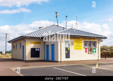 Ufficio di Coastwatch Scozia a Irvine dove le guardie costiere volontarie monitorano il mare e la spiaggia dall'ufficio e la vecchia torre del porto a it Foto Stock