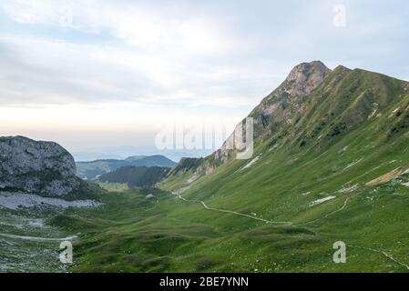 Sentiero escursionistico e sentiero nel Parco Naturale del Gantrisch nel cantone di Berna, nell'Oberland Bernese, nelle Alpi Bernesi, nelle Alpi svizzere, in Svizzera, nell'Europa occidentale Foto Stock