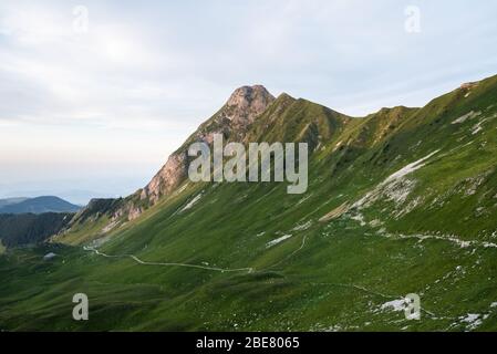 Sentiero escursionistico e sentiero nel Parco Naturale del Gantrisch nel cantone di Berna, nell'Oberland Bernese, nelle Alpi Bernesi, nelle Alpi svizzere, in Svizzera, nell'Europa occidentale Foto Stock