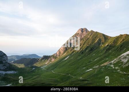 Sentiero escursionistico e sentiero nel Parco Naturale del Gantrisch nel cantone di Berna, nell'Oberland Bernese, nelle Alpi Bernesi, nelle Alpi svizzere, in Svizzera, nell'Europa occidentale Foto Stock