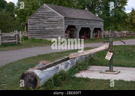 UPPER CANADA VILLAGE, MORRISBURG, ONTARIO, CANADA - 17 ottobre 2019: Ontario Open Air Museum. Vecchio canale di acqua manuale. Viaggiare in Canada Foto Stock