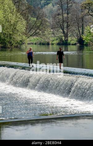 La gente gode l'acqua a Warleigh Weir sul fiume Avon in Somerset, come le restrizioni del governo britannico continuano a cercare di contenere Coronavirus. Foto Stock