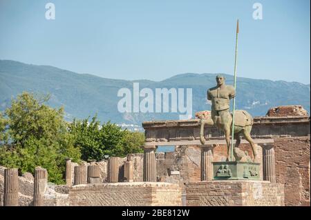 Statua del mitico Centauro di Igor Mitoraj (1994) nel Foro dell'antica città romana di Pompei, Italia Foto Stock