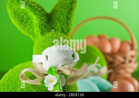 Pasqua 2020 durante le pandemie - studio di un coniglietto indossando maschera facciale Foto Stock