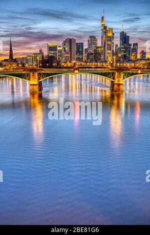 Il fiume meno con il famoso skyline di Francoforte dopo il tramonto Foto Stock