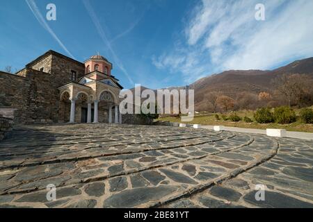 Monastero di San Giovanni Battista. Тhe scale di pietra all'ingresso del monastero contro le belle montagne e il cielo blu. Foto Stock