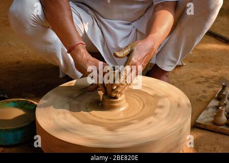 Vasaio indiano al lavoro, Shilpagram, Udaipur, Rajasthan, India Foto Stock