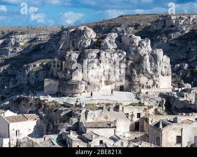 Vista esterna della chiesa rocciosa della Madonna de Idris nella zona di Matera Sassi, Basilicata Foto Stock