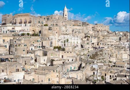 Paesaggio del centro storico di Matera, Basilicata, Italia, durante la giornata di sole Foto Stock