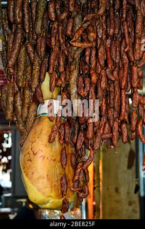 Austria, chiosco con salsiccia e prosciutto Foto Stock