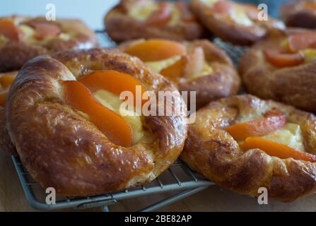 Pasticcini danesi ripieni di pesche e creme patissiere, realizzati da un panettiere artigianale scozzese Louise Paterson Foto Stock