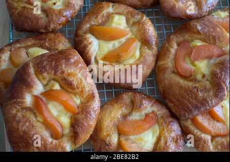 Pasticcini danesi ripieni di pesche e creme patissiere, realizzati da un panettiere artigianale scozzese Louise Paterson Foto Stock