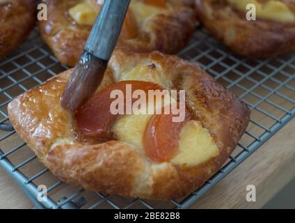 Pasticcini danesi ripieni di pesche e creme patissiere, realizzati da un panettiere artigianale scozzese Louise Paterson Foto Stock