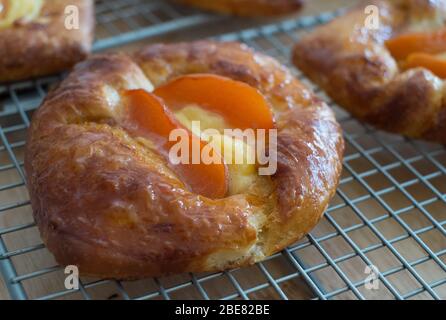 Pasticcini danesi ripieni di pesche e creme patissiere, realizzati da un panettiere artigianale scozzese Louise Paterson Foto Stock