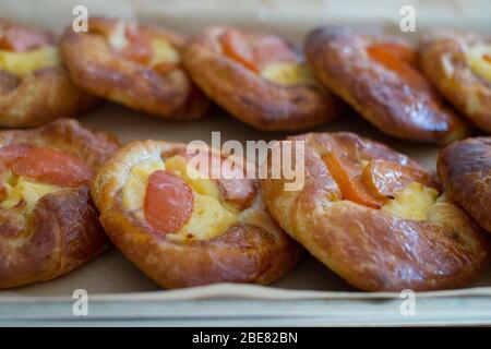 Pasticcini danesi ripieni di pesche e creme patissiere, realizzati da un panettiere artigianale scozzese Louise Paterson Foto Stock