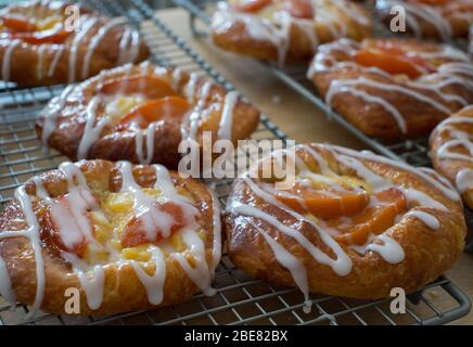 Pasticcini danesi ripieni di pesche e creme patissiere, realizzati da un panettiere artigianale scozzese Louise Paterson Foto Stock