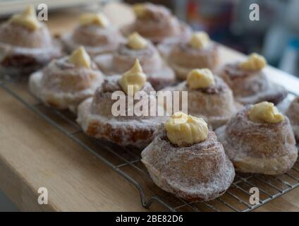 Mattinata di panini pieni di crema patissiere, realizzati da Louise Paterson, panettiere scozzese Foto Stock