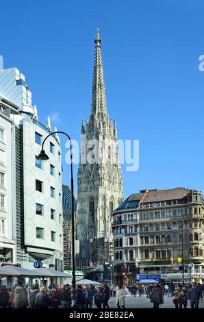 Vienna, Austria - 27 marzo 2016: Folla di persone non identificate a Stephansplatz con Haas Haus e Stephansdom cattedrale nel centro della città, a. Foto Stock