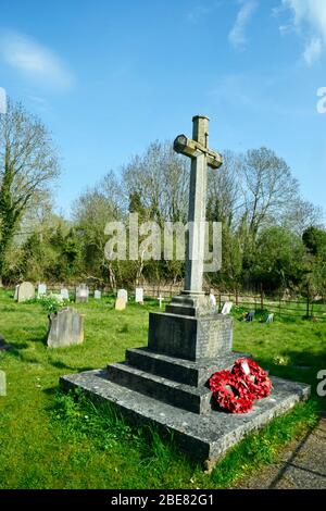 Monumento ai caduti con croce e corona di papaveri, nel cortile della chiesa di Santa Maria e San Nicola, Saunderton, Buckinghamshire, Regno Unito Foto Stock