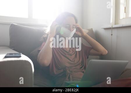 Donna caucasica autoisolante a casa durante la pandemia del coronavirus Covid19 Foto Stock