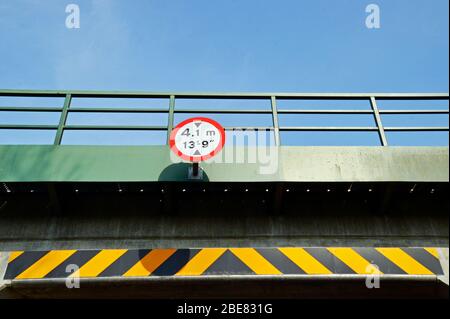 4.1m, 13' 9' altezza ponte cartello, con striscia di segnalazione nera e gialla su tunnel rurale Foto Stock