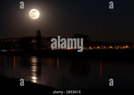 La superluna sopra la città di dresda, skyline, elba, sassonia, Germania Foto Stock