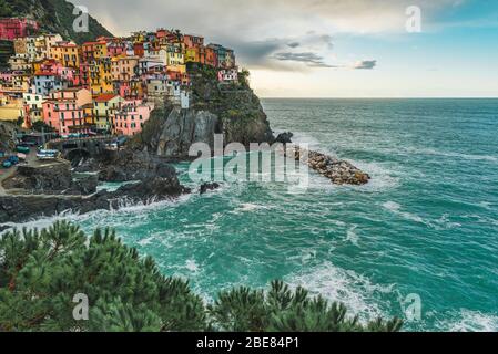 Veduta aerea sul paese di Manarola, sulla costa delle cinque Terre d'Italia, Liguria all'alba Foto Stock
