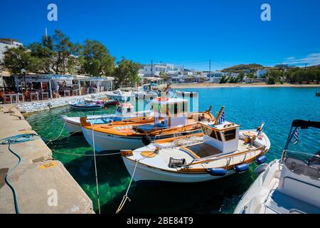 La spiaggia e villaggio di pescatori di Pollonia a Milos, Grecia Foto Stock