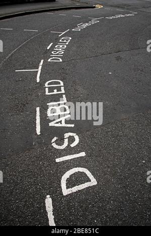 Segnaletica stradale per parcheggi per disabili a Edimburgo, Scozia, Regno Unito. Foto Stock