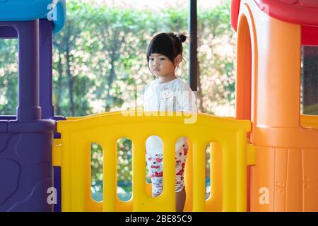 I bambini imparano a giocare con il colorato giocattolo in legno sul tavolo a casa. Preschool giovane ragazza concentrarsi con l'attrezzatura educativa in recesso termine di nuovo a. Foto Stock