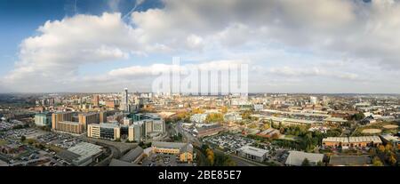 Vista aerea del centro di Leeds che mostra alti edifici che includono la Candle, Bridgewater Place (il Dalek) e strade che includono Sweet Street Foto Stock