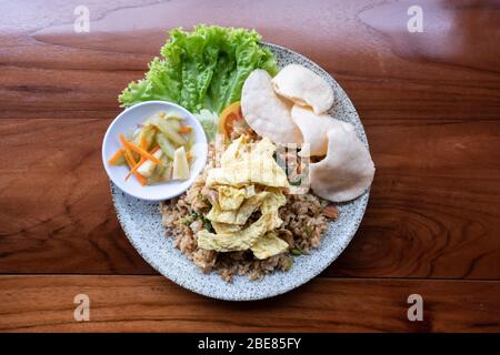 Piatto tradizionale indonesiano il suo nome è Nasi Goreng Foto Stock