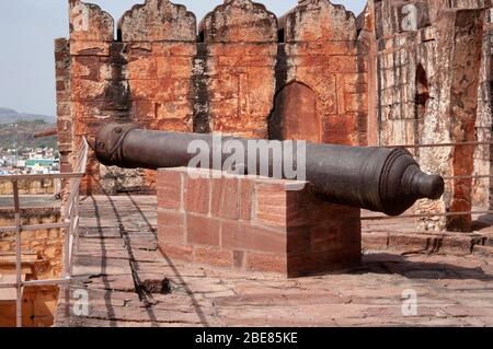 Cannone al Forte Mehrangarh. Uno dei forti più grandi dell'India. Jodhpur, Rajasthan, India Foto Stock