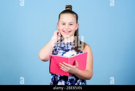 Nota segreti giù in diario girly cute. Mantenere i segreti qui. Mantenere i suoi segreti in diario. Bambino cute ragazza tenere blocco note o diario sfondo blu. Ricordi d'infanzia. Diario per il concetto delle ragazze. Foto Stock