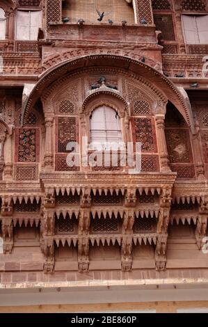 Jharokha o jharoka un tipo di balcone chiuso sospeso, Mehrangarh Fort, Jodhpur, Rajasthan, India Foto Stock