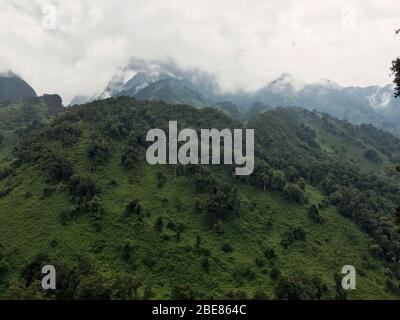 Picchi di montagna contro il cielo, picchi Portal nel Parco Nazionale delle Montagne Rwenzori, Uganda Foto Stock