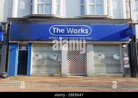 Nella foto: Il negozio The Works chiuso nel centro di Neath, Galles, Regno Unito. Venerdì 27 Marzo 2020 Re: Covid-19 Coronavirus pandemic, UK. Foto Stock
