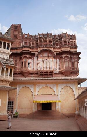 Jharokha o jharoka un tipo di balcone chiuso sospeso, Mehrangarh Fort, Jodhpur, Rajasthan, India Foto Stock