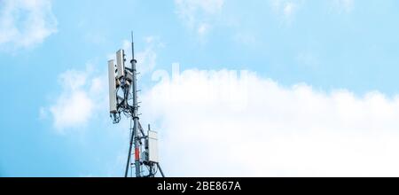 Antenna di rete della stazione base cellulare, inquinamento dell'aria e inquinamento ambientale foto Foto Stock