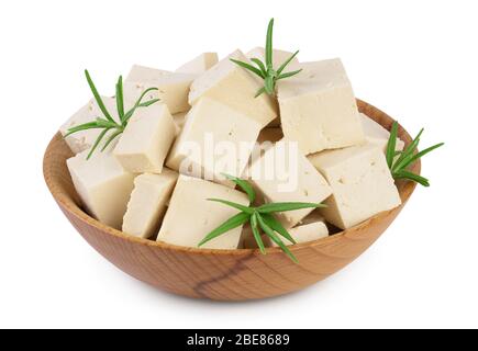 Mucchio di tofu a dadini in ciotola di legno isolato su fondo bianco con percorso di taglio e profondità di campo, Foto Stock