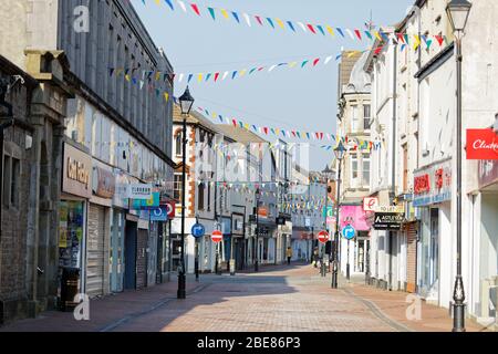 Nella foto: La strada verde deserta nel centro di Neath, Galles, Regno Unito. Venerdì 27 Marzo 2020 Re: Covid-19 Coronavirus pandemic, UK. Foto Stock