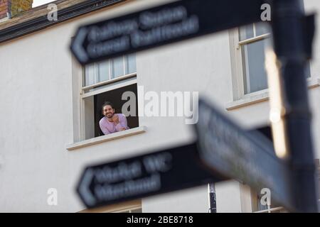 Nella foto: Ewan Donaldson che si autoisola nel suo appartamento a Neath, Galles, Regno Unito. Venerdì 27 Marzo 2020 Re: Covid-19 Coronavirus pandemic, UK. Foto Stock