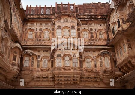 Jharokha o jharoka un tipo di balconata chiusa sovrastante Mehrangarh Fort, Jodhpur, Rajasthan, India Foto Stock
